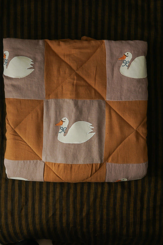 Heirloom Quilt Swan Blue Bow