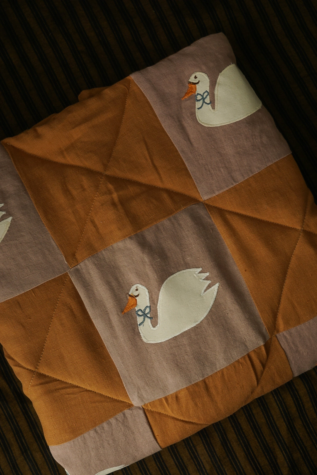 Heirloom Quilt Swan Blue Bow